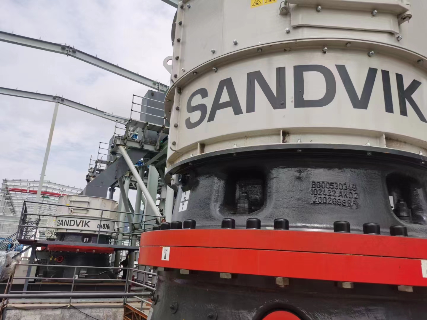 山特維克圓錐破碎機(jī)現(xiàn)場(chǎng)